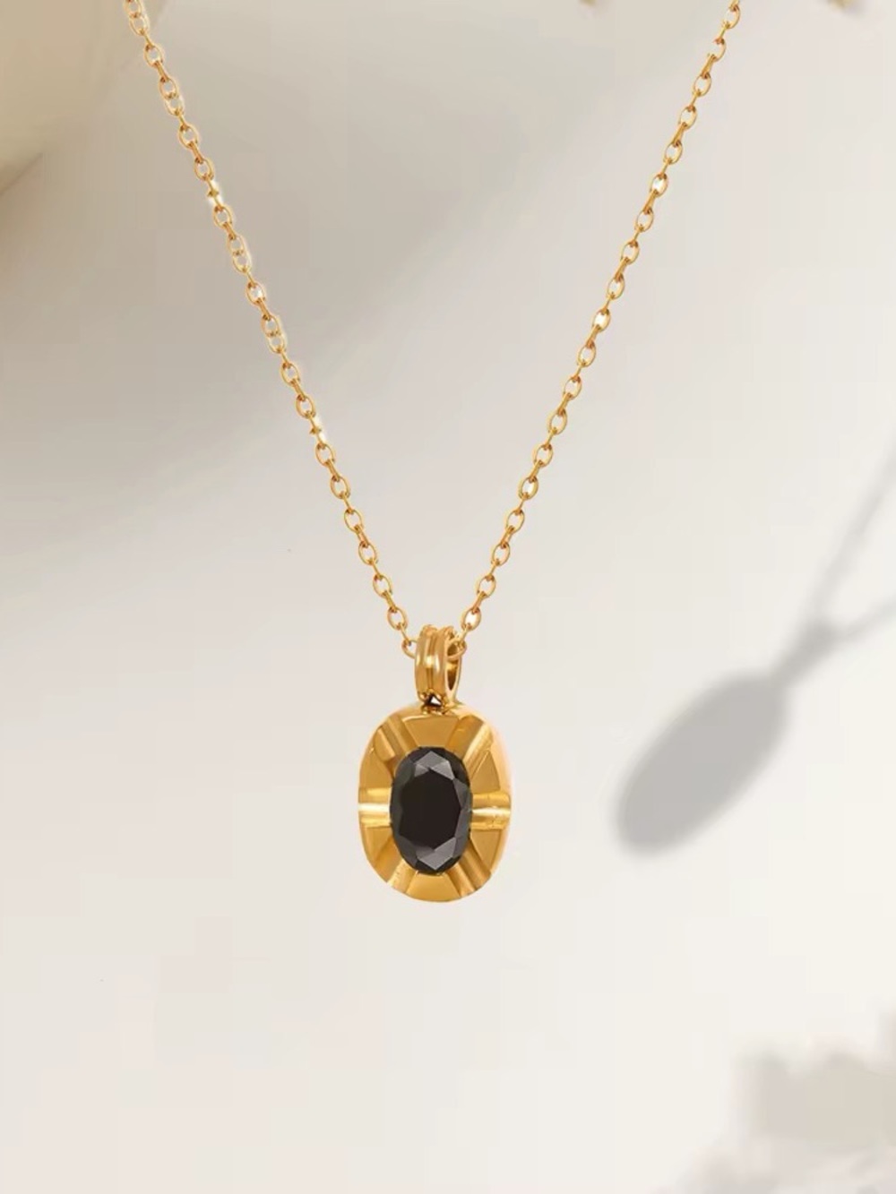 18K Gold Plated Vintage-Inspired Oval Black Stone Pendant Necklace - Picture 3 of 5